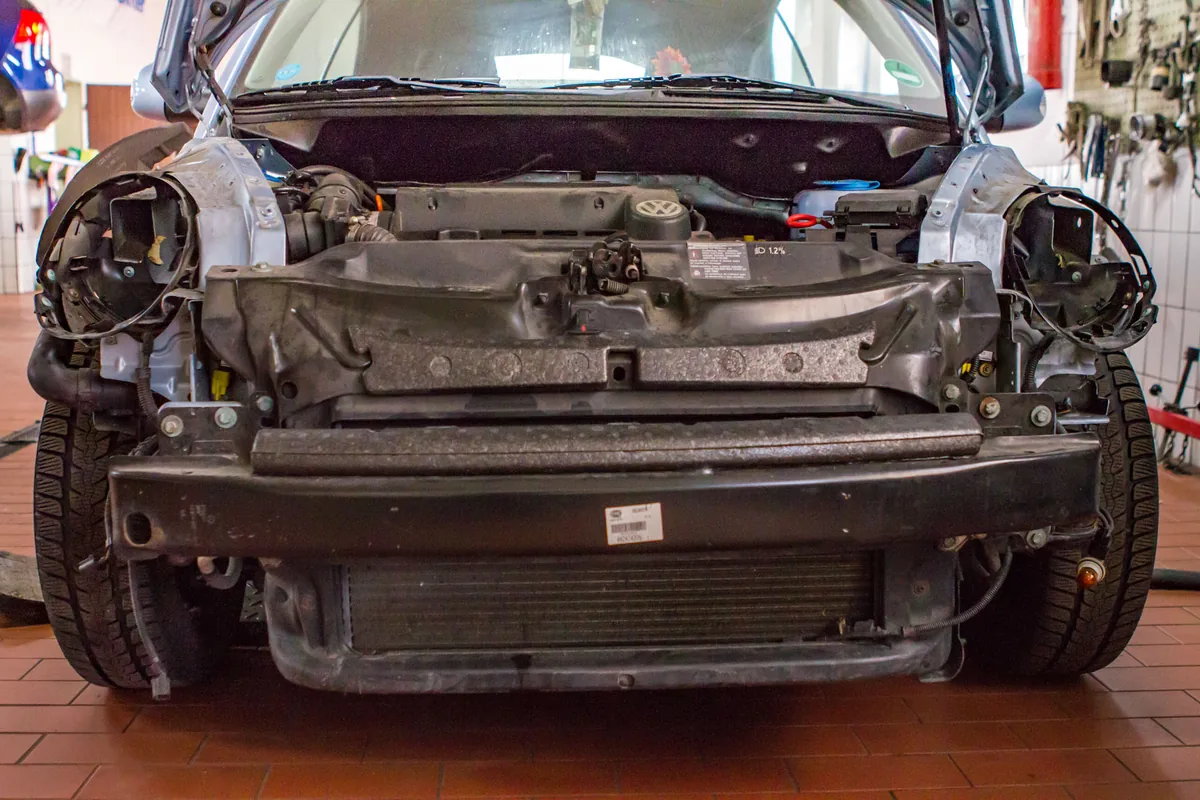 Fahrzeug während der Unfallinstandsetzung in der Werkstatt