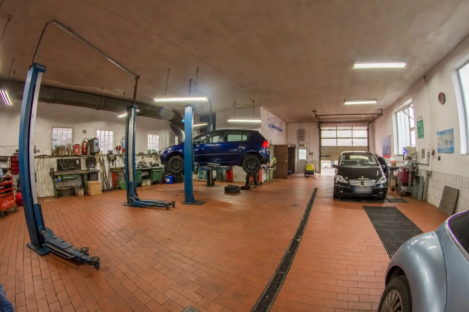 Blick in die Werkstatthalle von Auto Bayer